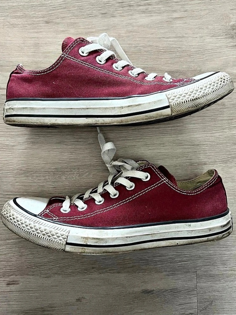 8.5 Converse Chuck Taylor All Star Low Top Maroon Low Top Sneakers in Red & Whit